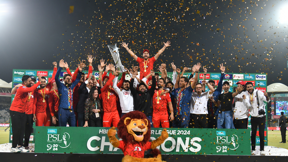 Islamabad United lifts its 3rd PSL trophy